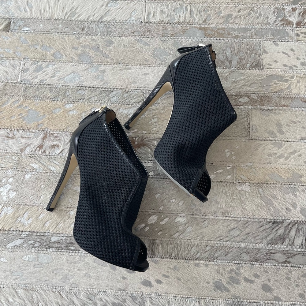Giorgio Armani Black fabric pumps 36,5. Like New!
